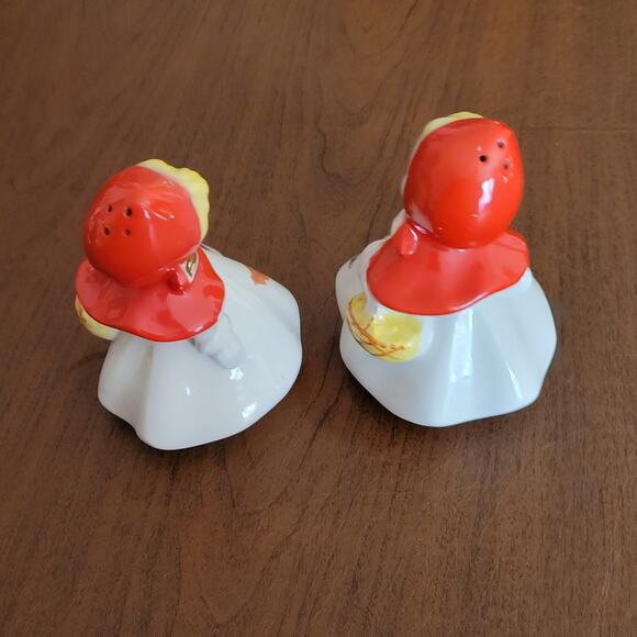 Vintage Hull Little Red Riding Hood 5 1/4" Large Salt & Pepper Ceramic Shakers - Picture 4 of 10